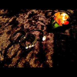 🐝3/$15 Black ring set. 🖤